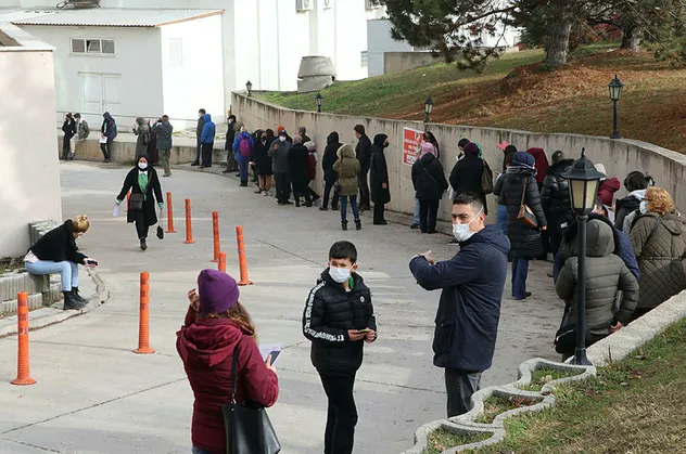 Koronavirüs pandemisi boyunca böylesi olmamıştı! Kuyruklar her geçen gün daha da uzuyor! Omicron'la beraber...