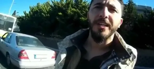 kadin-motor-surucusune-tukuruklu-taciz-kafani-kirarim-geri-zekali-1649667622384.jpg Kadın motor sürücüsüne hakaret etti: Kafanı kırarım geri zekalı! İşte o anlar...-5