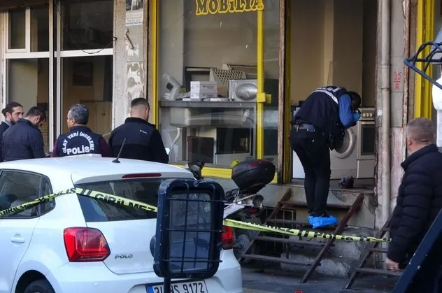 Husumetlisinin dükkanını bastı: 10 yaşındaki çocuğu başından vurdu