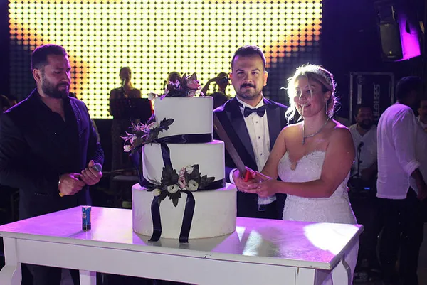 ibrahim-tatlisesin-kizim-dedigi-sule-cinlama-unlu-sarkiciyla-evlendi-1628789781013.jpg İbrahim Tatlıses’in kızım dediği Şule Çınlama evlendi! Ünlüler düğüne akın etti-2