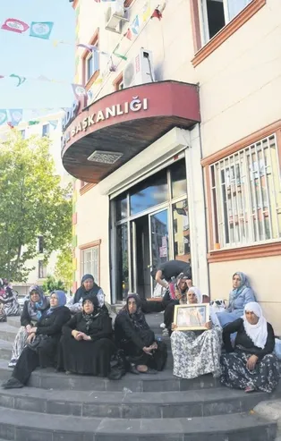 Diyarbakır HDP binası önünde oturma eylemi yapan annelerden sanatçılara destek çağrısı!