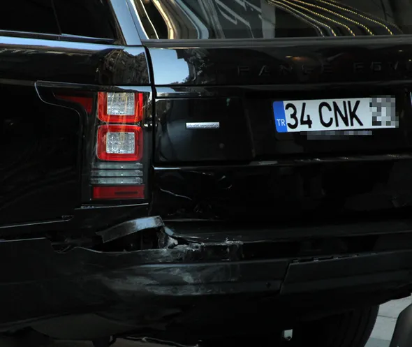 Cenk Tosun'un otomobiline çarptılar!-8