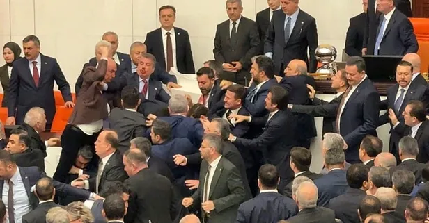 CHP’nin ikiyüzlü siyaseti: Tenhada tebrik kürsüde saldırı! Talimat nereden geldi?