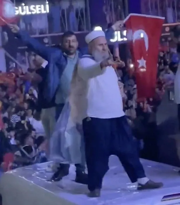 baskan-erdoganin-secim-zaferi-sonrasi-araba-uzerinde-dans-eden-haci-amca-o-anlari-anlatti-hakkinizi-helal-edin-1685428863609.jpeg