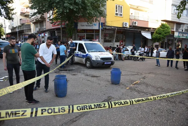 sanliurfada-otomobille-seyir-halindeyken-duzenlenen-silahli-saldirida-hayatini-kaybetti-1657909824458.jpg Şanlıurfa'da otomobille seyir halindeyken düzenlenen silahlı saldırıda hayatını kaybetti-8