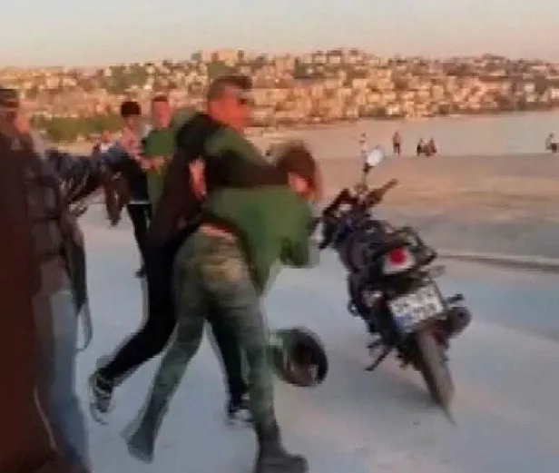 Büyükçekmece'de motosiklet gerginliği! Çocuğuma çarpacaktın deyip kadını darbetti-4