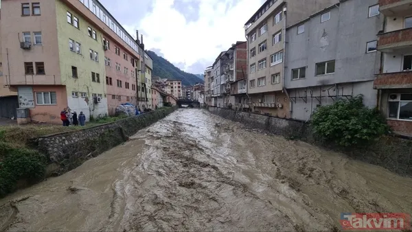 Batı Karadeniz'de sel felaketi! Dereler taştı, evleri su bastı, heyelan meydana geldi! Meteoroloji'den Batı Karadeniz için yeni uyarı - 24