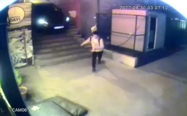 Küçükçekmece’de akılalmaz görüntü kamerada: Otomobille merdivenden indi!-5