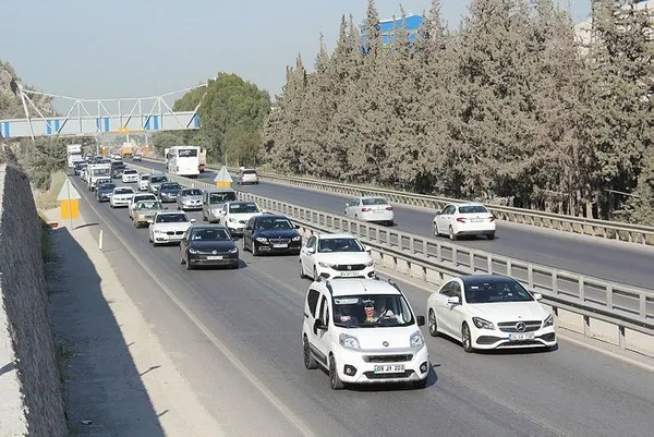 Otogarlar doldu, havalimanları taştı: Tatilde 22 km'lik araç kuyruğu herkesi ortalığı karıştırdı-4