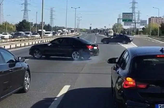 İstanbul Ataşehir TEM Otoyolu'nu trafiğe kapatıp drift yapan magandalar kamerada