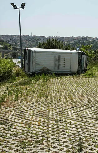 İstanbul'da akılalmaz kaza! 5 metre yüksekten düştü