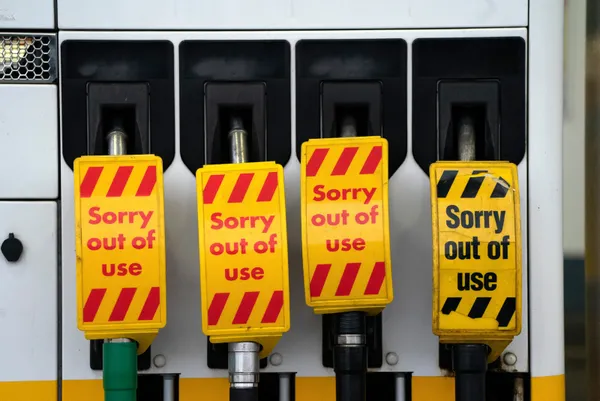 ingiltere-yakit-krizi-bir-kadin-pet-sisedeki-suyu-bosaltti-icine-benzin-koydu-o-anlar-kamerada-1632824839568.jpg İngiltere yakıt krizi | Bir kadın pet şişedeki suyu boşalttı içine benzin koydu! O anlar kamerada-6