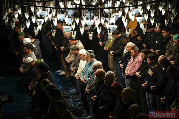 Regaib Kandili'nde eller semaya yükseldi! Vatandaşlar camilere akın etti: İşte il il o fotoğraflar... - 9