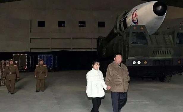 Kuzey Kore lideri Kim Jong-un kıtalararası füze denemesinde ilk defa kızı Ju Ae ile görüntülendi!-2