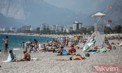 Tam kapanmanın ardından Antalyalılar sahillere akın etti