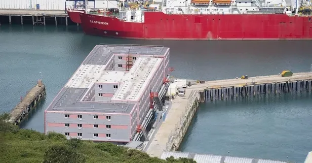 İngiltere’nin tartışmalı mülteci gemisinde alarm! "Salgın hastalıklara ve travmalara yol açabilir"