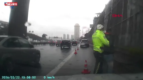 TEM Otoyolu’nda boğazına şeker kaçan sürücüyü polis kurtardı