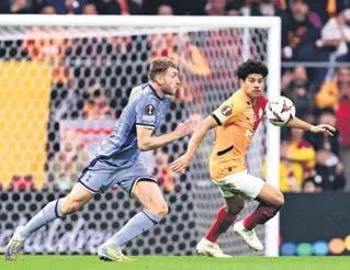 Hem attırıyor hem savaşıyor