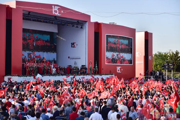 İstanbul'da vatandaşlar Atatürk Havalimanı'na akın etti! Alan doldu taştı - 21