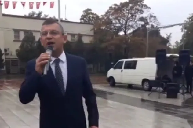 CHP'li Özgür Özel yine saçmaladı: İzmir Marşı'nı okuduk bulutlar ağlamayı kesti, yolumuz aydınlandı
