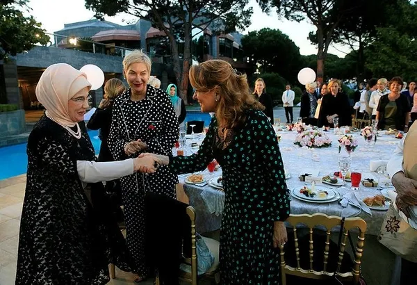 Emine Erdoğan akademisyen, sanatçı ve işkadınlarına iftar daveti verdi-6