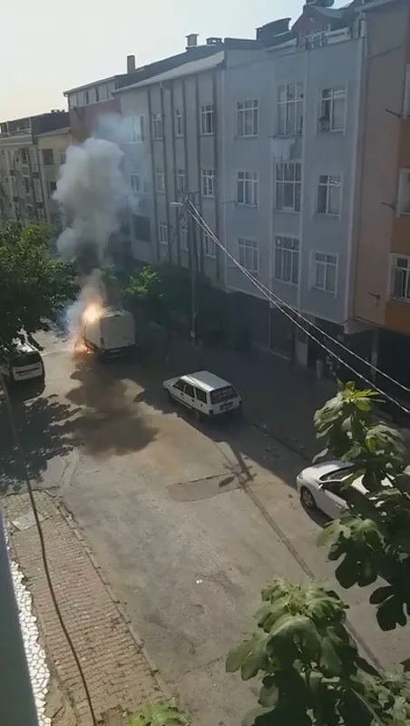 Sultangazi'de korku dolu anlar! Esnaf yangın tüpüyle koştu