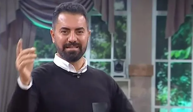 gelinim-mutfaktada-ters-kose-turgay-basyayla-sunacak-dendi-ama-gercek-bambaska-cikti-gelinim-mutfaktayi-bu-hafta-sunacak-isim-1639919592233.jpg Turgay Başyayla sunacak dendi ama gerçek bambaşka çıktı! Gelinim Mutfakta'yı bu hafta sunacak isim... Gelinim Mutfakta'da ters köşe-2