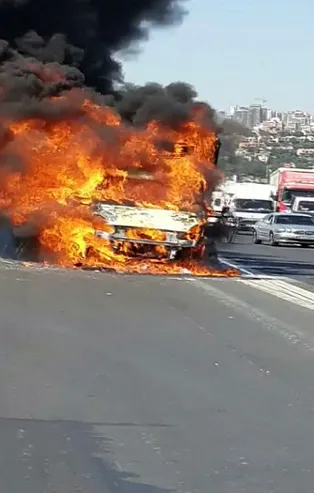 TEM'de trafiği kilitleyen olay! Bir anda alev aldı