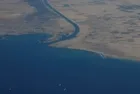 Süveyş Kanalı'nda gemi karaya oturdu