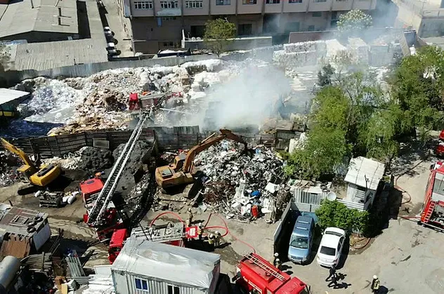 İstanbul Bayrampaşa'da korkutan yangın! Büyümeden söndürüldü