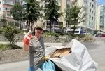 Şarkıcı Çelik bu kez de sokaklardan çöp topladı! Serpil Hanım'ın bir günlük yol arkadaşı oldu