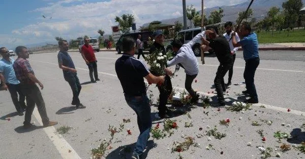 Şehit cenazesinde Kılıçdaroğlu'nun çelengi parçalandı-1