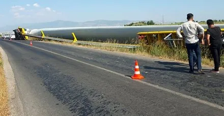 Menemen'de rüzgar türbininin kanadını taşıyan TIR devrildi