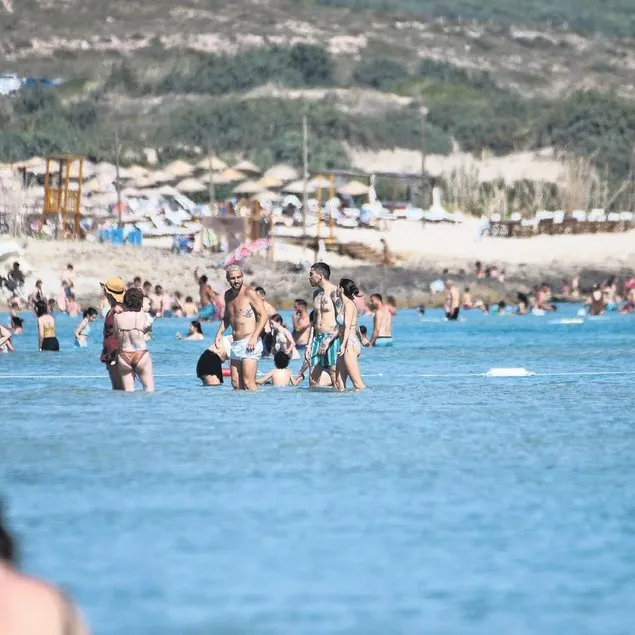 ’Çeşme’den ünlü akıyor!