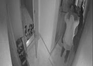 Koca dehşeti kamerada: 3 aylık eşine satırla saldırdı!