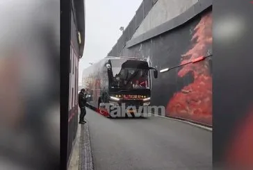▶️ ÖZEL I Galatasaraylı futbolcular otobüsün camlarına vurarak stada giriş yaptı!