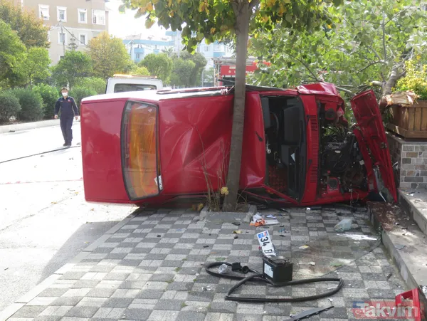 Refüjü aşıp ağaca çarptı yolda yürüyen kadın saniyelerle aracın altında kalmaktan kurtuldu! İşte o anlar - 8