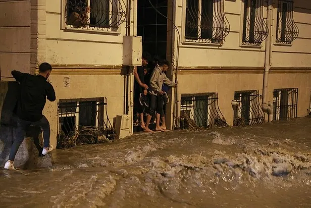 İstanbul ve 6 il için turuncu alarm! Esenyurt'ta kuvvetli yağış sele neden oldu | HAVA DURUMU-6