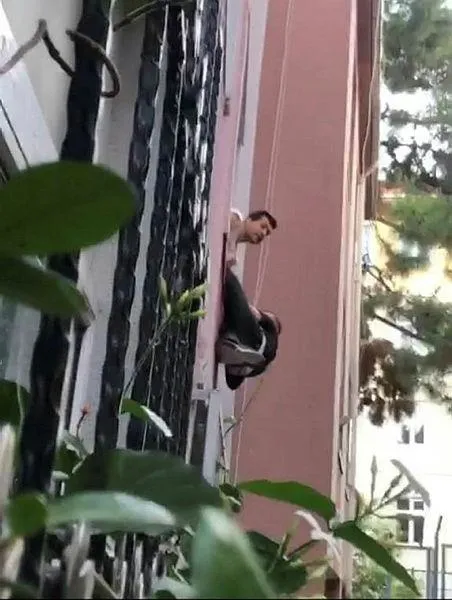 beyoglunda-pencereden-kacmaya-calisan-hirsiz-ensesinden-yakalandi-1658920390452.jpeg