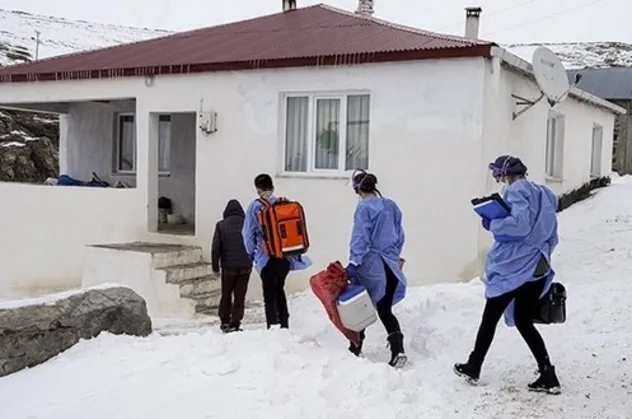 Sağlık savaşçıları eksi 30'da köy köy gezip aşılama yapıyor!