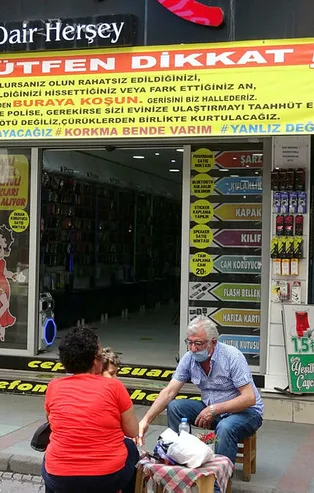 Dükkan kapısına astı! Gören dönüp bir daha baktı: "Takip edildiğiniz an..."