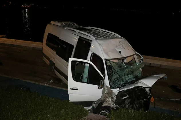 İzmir'de feci kaza! Kontrolden çıkan servis aracı sahil bandına uçtu! Ağır yaralılar var