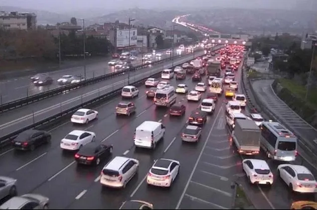 Son dakika: İstanbul'da trafik yağmurun da etkisiyle durma noktasına geldi