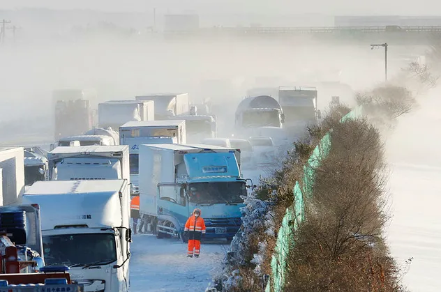Japonya'da tarihin en büyük trafik kazası! 130 araç birbirine girdi