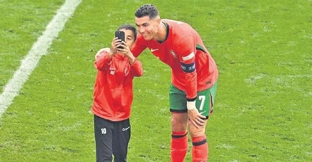 Ronaldo ile selfie için sahaya daldı