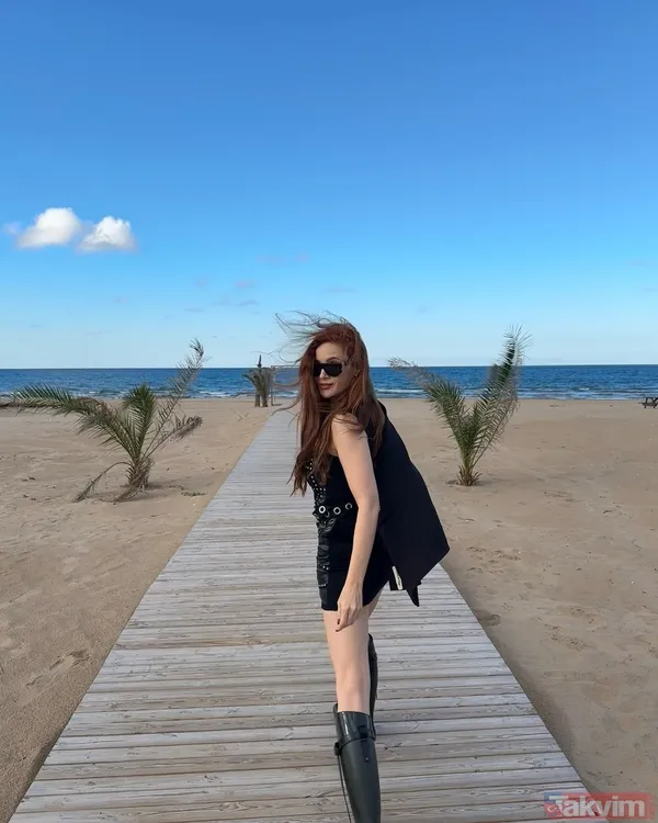 Mine Tugay siyah deri süper minisiyle kumsalda şov yaptı: “Kim der 46 yaşında” - 9