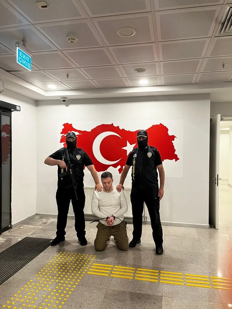 suc-orgutu-elebasi-enselendi-arjantinde-yakalanan-serkan-kurtulus-turkiyeye-getirildi-1786746858643.jpeg Suç örgütü elebaşı enselendi! Arjantin'de yakalanan Serkan Kurtuluş Türkiye’ye getirildi-3