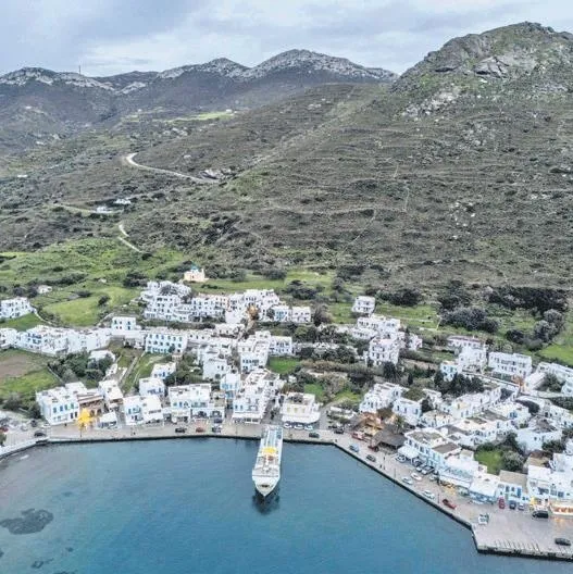 Santorini uğulduyor