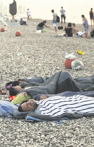 Sıcaktan bunalan Antalyalılar Konyaaltı Sahili'ne taşındı