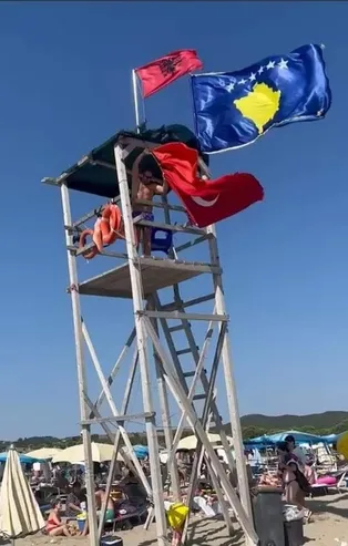 Arnavutluk’un Dıraç kentinde şanlı Türk bayrağına saygısızlık yapan kişi tutuklandı